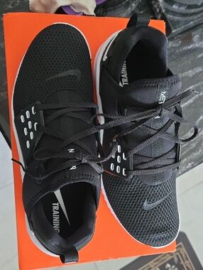 New Nike Men’s Black and White Training Sneakers